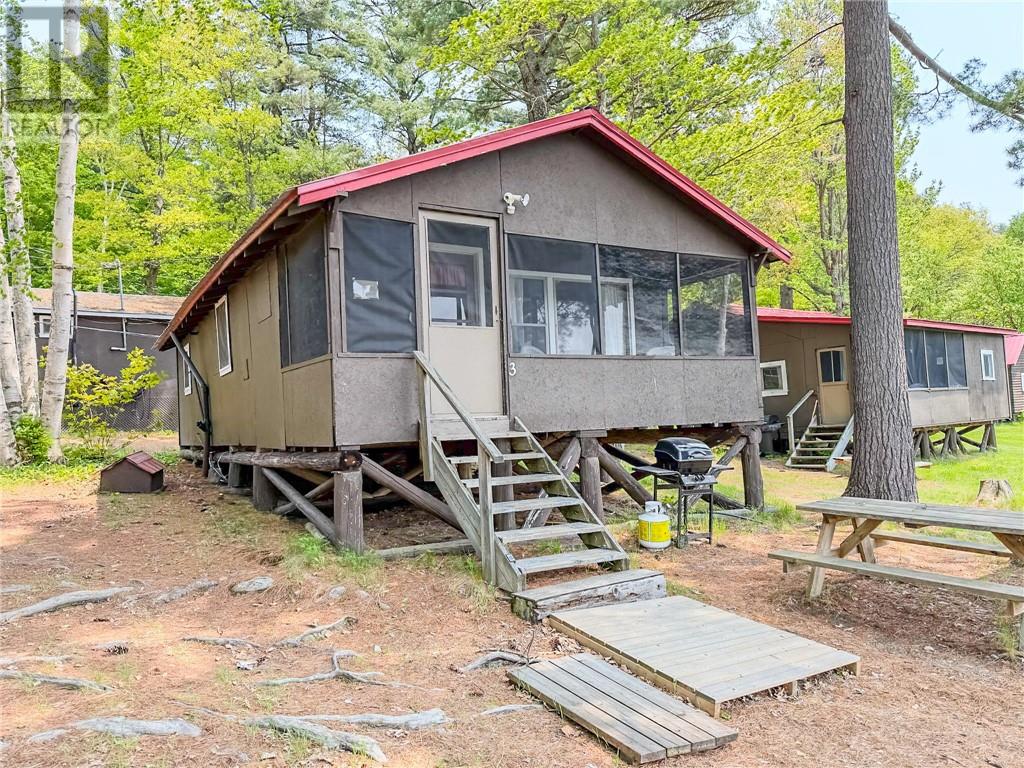 Lakeside housekeeping cottage at Charlton Lake Camp